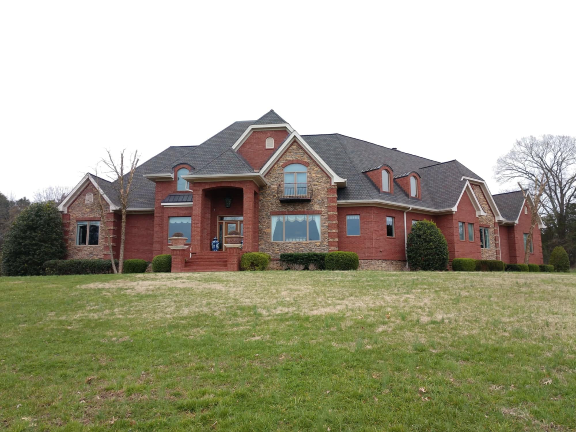 Completed roof cleaning project